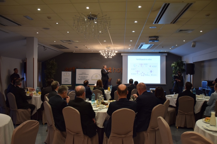 Membres de l'EFA durant les explicacions d'Argemí.